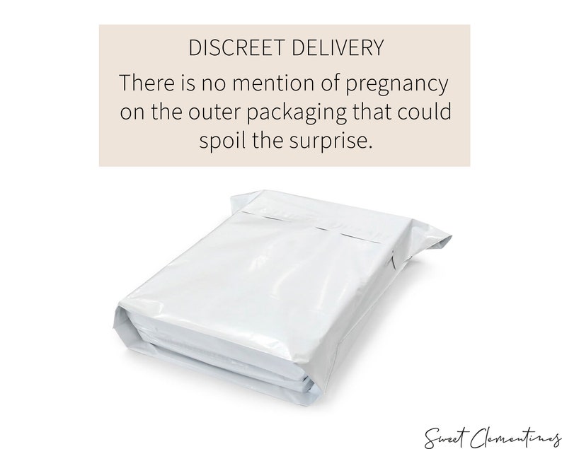 Op de afbeelding: Een witte gevoerde envelop met de tekst "DISCREET DELIVERY There is no mention of pregnancy on the outer packaging that could spoil the surprise."  Sweet Clementines staat onderaan de afbeelding.
