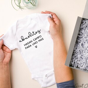 Spansk presentförpackning för graviditetsmeddelanden, Abuelitos Hagan Campo Para Uno Mas Babybody, Anuncio de Embarazo Abuelos Padres Abuelitos Box Bodysuit Only