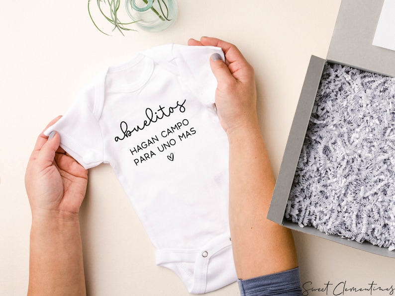Spansk presentförpackning för graviditetsmeddelanden, Abuelitos Hagan Campo Para Uno Mas Babybody, Anuncio de Embarazo Abuelos Padres Abuelitos Box Bodysuit Only