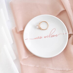 婚約指輪ホルダーディッシュ 結婚指輪ディッシュ 婚約ギフト パーソナライズリングディッシュ 花嫁へのギフト カップルへの結婚祝い リングホルダーディッシュ 画像 5