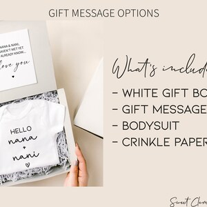 Op de afbeelding: Een witte cadeaudoos met een witte romper erin. De romper heeft de tekst "Hello Nana + Nani" met een hartje. De doos bevat ook een witte kaart met de tekst "Hi Nana & Nani, We haven't met yet but I already know... I love you". De tekst "What's included:" staat in zwart op een witte achtergrond. De tekst "White Gift Box", "Gift Message", "Bodysuit", en "Crinkle Paper" staat eronder. De tekst "Sweet Clementines" staat onderaan de afbeelding.
