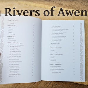 Peut inclure: Un livre ouvert intitulé "Rivers of Awen" avec un motif de nœud celtique dans le coin supérieur gauche. Les pages du livre affichent une table des matières détaillée, avec des titres de chapitres et des sous-titres. Le livre est sur une surface dorée texturée.