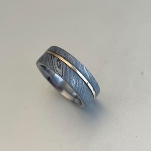 Damascus Steel ring with Titanium inner and Gold  inlay
