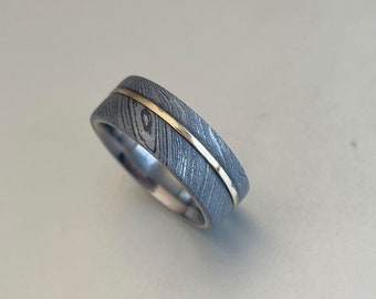 Damascus Steel ring with Titanium inner and Gold  inlay