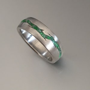 Sprucken 3D-printad titanring med inlägg av ädelstenssten