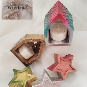 Peut inclure: Assortiment de bougeoirs décoratifs et d'ornements en forme d'étoiles. Les bougeoirs sont en forme de maison et géométriques, avec des finitions turquoise, rose et dorée. Les étoiles sont dans des tons or, argent et rouge.