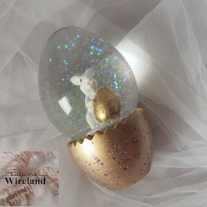 Globo di neve coniglietto di Pasqua bianco con glitter