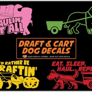 Könnte beinhalten: Schwarzer Hintergrund mit vier Aufklebern zum Thema Hunde. Die Aufkleber zeigen Hunde, die Karren ziehen, mit Sätzen wie "Haulin' It All", "Draft & Cart Dog Decals", "We'd Rather Be Draftin'" und "Eat, Sleep, Haul, Repeat!"