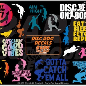 Op de afbeelding: Een verzameling vinylstickers met silhouetten van mensen en honden die met vliegende schijven spelen. De ontwerpen bevatten zinnen zoals JUST THROW IT, AIM HIGH, DISC TEAM ON BOARD, EAT SLEEP FETCH REPEAT, CATCHIN GOOD VIBES, LIVIN THE HIGH LIFE, GOTTA CATCH EM ALL en REACH FOR THE SKY in diverse kleuren.