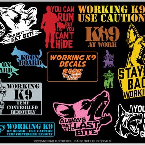 以下が含まれることがあります： K9犬のシルエットと「Working K9 Use Caution」、「Stay Back Working K9」、「Talk Shit Get Bit」、「You Can Run But You Can't Hide」、「Always Get The Last Bite」などのテキストが描かれた、黒地上の多色ビニールデカールコレクション。