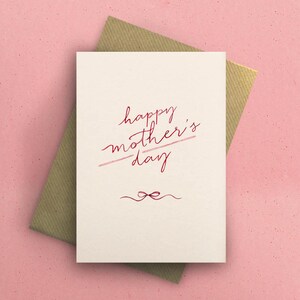 Tarjeta del Día de la Madre con lazo ilustrado en acuarela