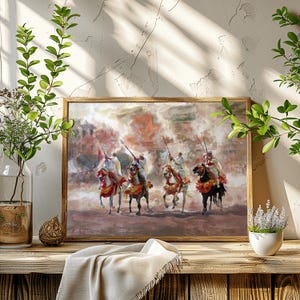 Puede incluir: Una pintura de acuarela que representa a cinco hombres a caballo cabalgando por un paisaje polvoriento. Los hombres visten ropa tradicional y llevan lanzas. La pintura está ambientada en un fondo de cielo rojizo y una ciudad lejana y brumosa.