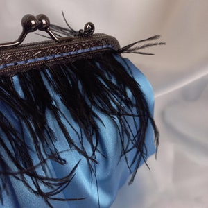 Blaue Handtasche mit schwarzen Federn - Elegant - Satin - Handgefertigt