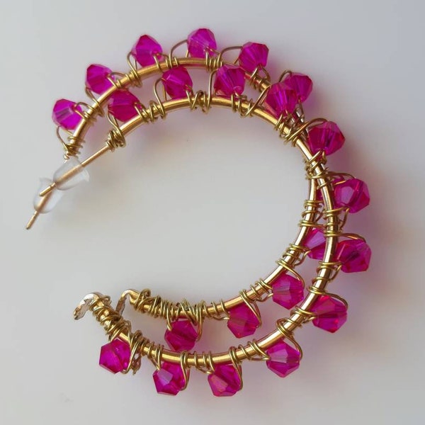 Orecchini a cerchio - ricamati a mano - hoops earrings - leggere - estive - luccicanti - fucsia e oro / argento - diametro 4 cm idea regalo