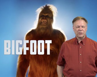 Könnte beinhalten: Das Bild zeigt das Wort "BIGFOOT" in weißen Buchstaben. Im Hintergrund befindet sich eine große, haarige Kreatur, die an Bigfoot erinnert. Ein Mann in einem roten Hemd steht vor der Kreatur vor blauem Hintergrund.