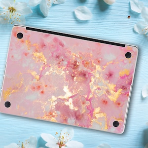 Pode incluir: Pele para laptop de m&aacute;rmore rosa e dourado com um design delicado e abstrato. A pele &eacute; feita de um material de vinil dur&aacute;vel e &eacute; f&aacute;cil de aplicar e remover.
