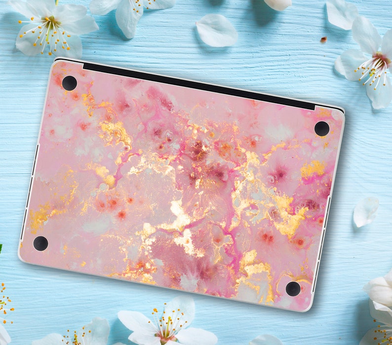 Pode incluir: Pele para laptop de m&aacute;rmore rosa e dourado com um design delicado e abstrato. A pele &eacute; feita de um material de vinil dur&aacute;vel e &eacute; f&aacute;cil de aplicar e remover.
