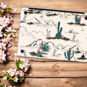 Könnte beinhalten: Eine Laptop-Haut mit einem Wüstenlandschaft-Design mit Kakteen, Bergen und Wolken. Der Hintergrund ist hellbeige mit schwarzen Umrissen.