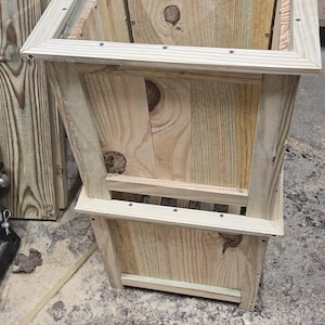 Bauernhaus behandelte Holzpflanzgefäße