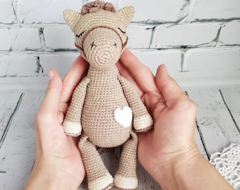 Niedliches gehäkeltes Pferdespielzeug, ein tolles Geschenk für Kinder. Amigurumi Pony Spielzeug. Ein Spielzeug zum Fotografieren von Neugeborenen.