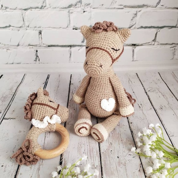 Niedliches Set gehäkeltes Spielzeug Pferd + Baby Rassel.Geschenk für kleine Mädchen und Jungen.Amigurumi Spielzeug für die Kleinen.Personalisierte Rassel.Tierspielzeug.