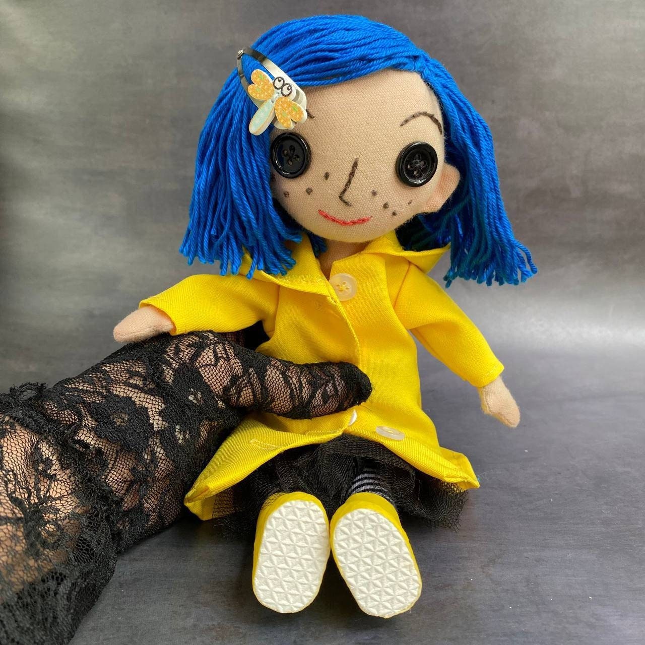 Muñeco De Pulpo De Ganchillo Coraline - Con Botón De Un Ojo Brillante Turquesa, Medidas 23 Cm De Alto, Hecho A Mano, Relleno