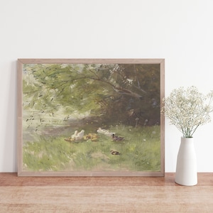 Puede incluir: Una pintura enmarcada que representa una escena pac&iacute;fica de patos y patitos reunidos junto a un estanque bajo un &aacute;rbol frondoso. La pintura est&aacute; realizada en una paleta suave y tenue de verdes, marrones y blancos.