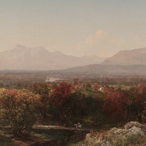 Puede incluir: Una pintura que representa un paisaje con una cordillera en la distancia, un r&iacute;o serpenteando por el valle y un grupo de &aacute;rboles en primer plano. Los &aacute;rboles est&aacute;n en tonos de verde, amarillo y rojo, lo que sugiere el oto&ntilde;o. Un peque&ntilde;o grupo de personas monta a caballo por un camino a trav&eacute;s de los &aacute;rboles.