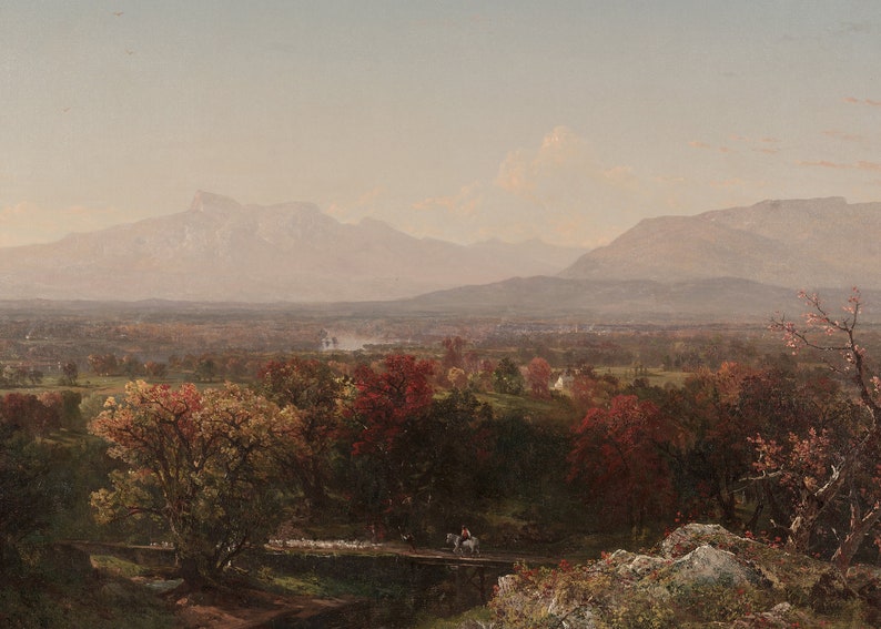 Puede incluir: Una pintura que representa un paisaje con una cordillera en la distancia, un r&iacute;o serpenteando por el valle y un grupo de &aacute;rboles en primer plano. Los &aacute;rboles est&aacute;n en tonos de verde, amarillo y rojo, lo que sugiere el oto&ntilde;o. Un peque&ntilde;o grupo de personas monta a caballo por un camino a trav&eacute;s de los &aacute;rboles.