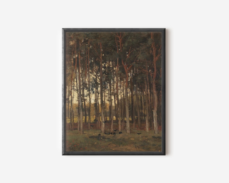 Pu&ograve; includere: Un dipinto che rappresenta una scena di bosco con alberi alti e sottili e un gruppo di uccelli in primo piano. Gli alberi sono principalmente verdi con alcuni rami e foglie marroni. Gli uccelli sono neri e volano in formazione sciolta. Lo sfondo &egrave; una luce dorata e nebbiosa.