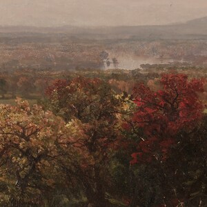 Puede incluir: Una pintura de un paisaje con un r&iacute;o en la distancia. El primer plano est&aacute; lleno de &aacute;rboles en varios tonos de verde, marr&oacute;n y rojo. El cielo es de un gris brumoso.
