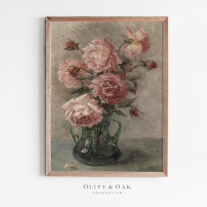 Puede incluir: Una pintura vintage de un ramo de rosas rosas en un jarrón verde. Las rosas están dispuestas en un estilo suelto y natural, y el jarrón está decorado con un patrón floral. El fondo es de un verde suave y apagado.
