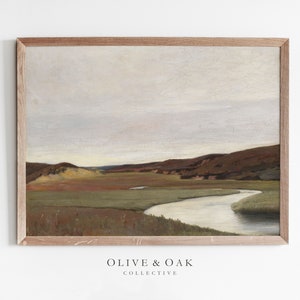 Puede incluir: Una pintura de paisaje enmarcada que representa un río serpenteando a través de un valle cubierto de hierba. El cielo es de un azul suave y pálido con nubes tenues. Las colinas en la distancia son de un marrón y un verde apagados.