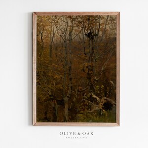Puede incluir: Una pintura enmarcada que representa una escena de bosque con &aacute;rboles altos y hojas marrones. La pintura est&aacute; en un marco marr&oacute;n oscuro con un paspart&uacute; marr&oacute;n claro.
