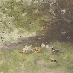 Puede incluir: Una pintura de acuarela de un grupo de patos y patitos en un &aacute;rea cubierta de hierba cerca de un estanque. Los patos son blancos y marrones, y los patitos son amarillos. La pintura est&aacute; hecha en una paleta suave y tenue.