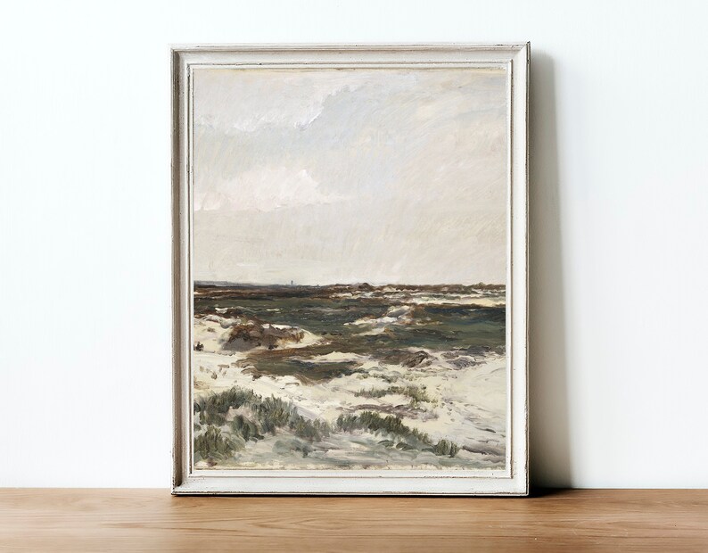 K&ouml;nnte beinhalten: Ein gerahmtes Gem&auml;lde, das eine Landschaftsszene mit einem bew&ouml;lkten Himmel, gr&uuml;nem Gras und wei&szlig;en Sandd&uuml;nen darstellt. Das Gem&auml;lde ist in einem wei&szlig;en Rahmen.