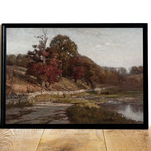 Puede incluir: Una pintura enmarcada que representa un paisaje rural con un arroyo que lo atraviesa. La escena presenta un grupo de &aacute;rboles con hojas rojas, verdes y marrones, y un muro de piedra en primer plano. El cielo es de un azul claro con algunas nubes.