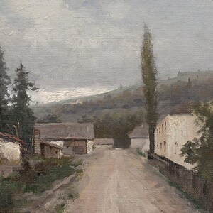 以下が含まれることがあります： 小さな村を抜ける土道を描いた絵画です。道は家と木々に囲まれ、空は曇っています。絵画は写実的なスタイルで描かれており、落ち着いた色調で仕上げられています。