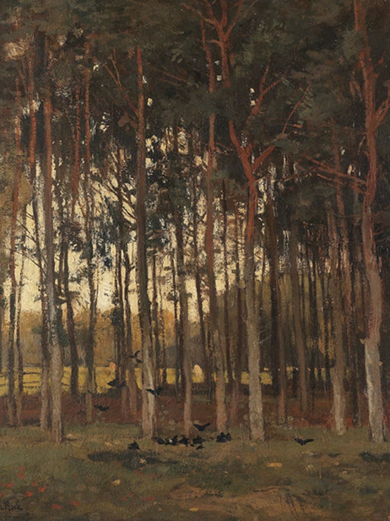 Pu&ograve; includere: Un dipinto che rappresenta una scena di bosco con alberi alti e sottili e un gruppo di uccelli neri in primo piano. Gli alberi sono principalmente marroni e verdi, con alcuni accenni di giallo e arancione. Gli uccelli sono raggruppati a terra, alcuni volano nell'aria. Lo sfondo &egrave; un paesaggio nebbioso e indistinto.