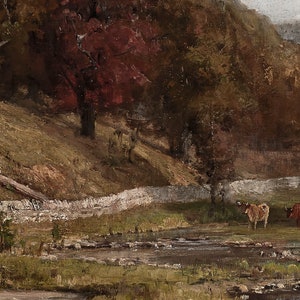 Puede incluir: Una pintura que representa un paisaje rural con un arroyo, un muro de piedra blanca y dos vacas marrones pastando en un campo. La escena se desarrolla en una zona boscosa con exuberante vegetaci&oacute;n verde y una colina en la distancia.