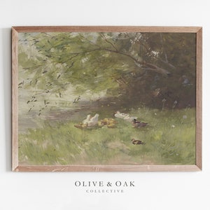 Puede incluir: Una pintura enmarcada que representa una escena de bosque con un estanque y patos. La pintura est&aacute; en un marco marr&oacute;n claro y presenta una paleta de colores verdes y marrones.