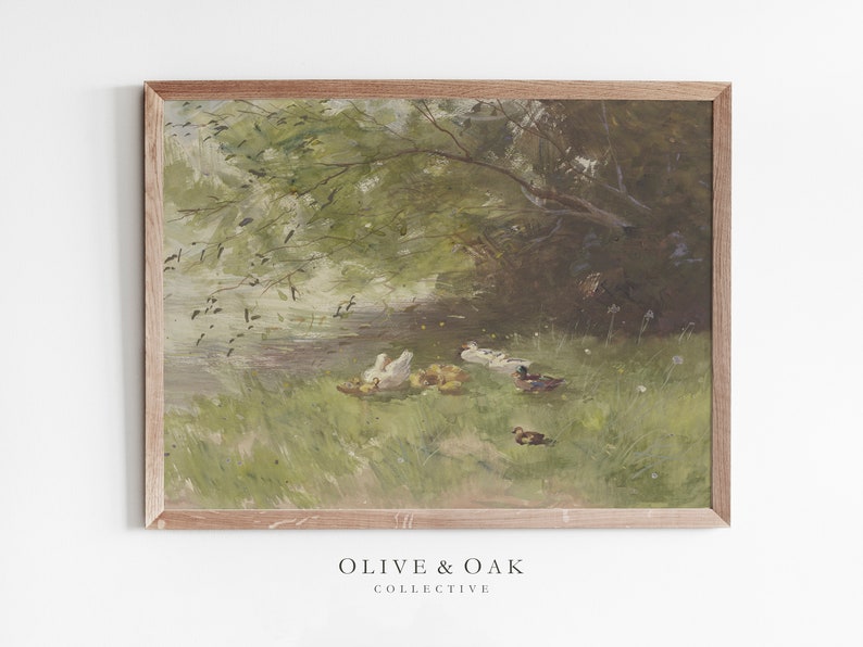 Puede incluir: Una pintura enmarcada que representa una escena de bosque con un estanque y patos. La pintura est&aacute; en un marco marr&oacute;n claro y presenta una paleta de colores verdes y marrones.