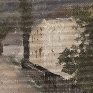 以下が含まれることがあります： 白い建物を描いた絵画で、手前に濃い緑色の木があります。建物は平らな屋根と窓がいくつかあります。木は建物によって一部隠されています。