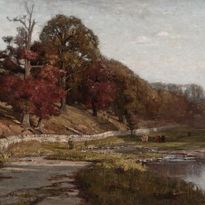 Puede incluir: Una pintura de un paisaje rural con un muro de piedra, &aacute;rboles y un arroyo. Los &aacute;rboles son de tonos verdes, marrones y rojos. Hay vacas pastando en un campo en la distancia.