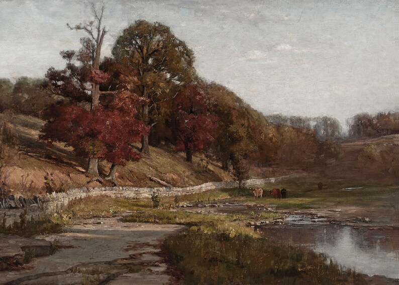 Puede incluir: Una pintura de un paisaje rural con un muro de piedra, &aacute;rboles y un arroyo. Los &aacute;rboles son de tonos verdes, marrones y rojos. Hay vacas pastando en un campo en la distancia.