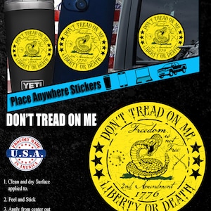 Op de afbeelding: Gele en zwarte "Don't Tread On Me" sticker met een opgerolde ratelslang en de tekst "Freedom is not Free" en "2nd Amendment 1776 Liberty or Death".