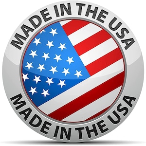 Op de afbeelding: Een zilveren knop met de tekst "Made in the USA" in zwarte letters. De knop heeft een Amerikaans vlagontwerp in rood, wit en blauw.