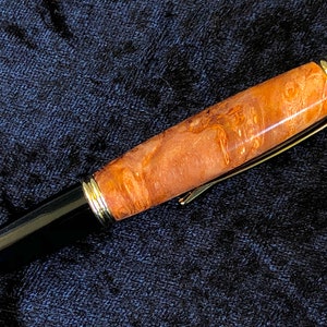 Op maat gemaakte handgedraaide pen in Thuya-burl