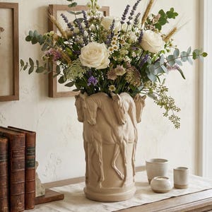 Pferde Blumenvase: Marmormehl Skulptur, Reiter Dekor