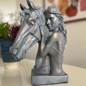 Handgemaakte sculptuur paard en vrouw - paardendecor accent